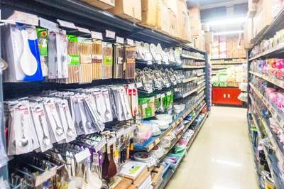 华商新生开学季 校内超市一站式配齐，扫码免排队购物体验